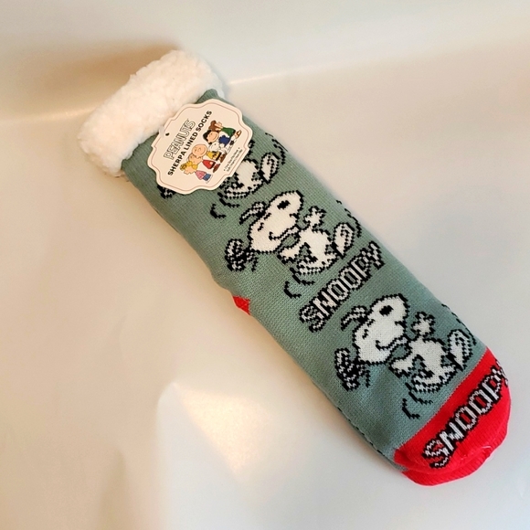 Peanuts Accessories - PEANUTS Snoopy Sherpa Lined Non-Slip Socks - One Size fits Most (NWT)